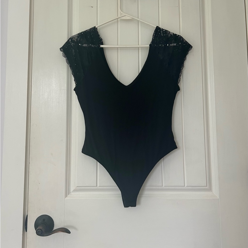 Lulus deep v neck lace cap sleeve bodysuit